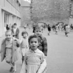 Jean Suquet, Rentrée scolaire : l’école maternelle de la rue Lamarck. Les élèves dans la cour, 1957